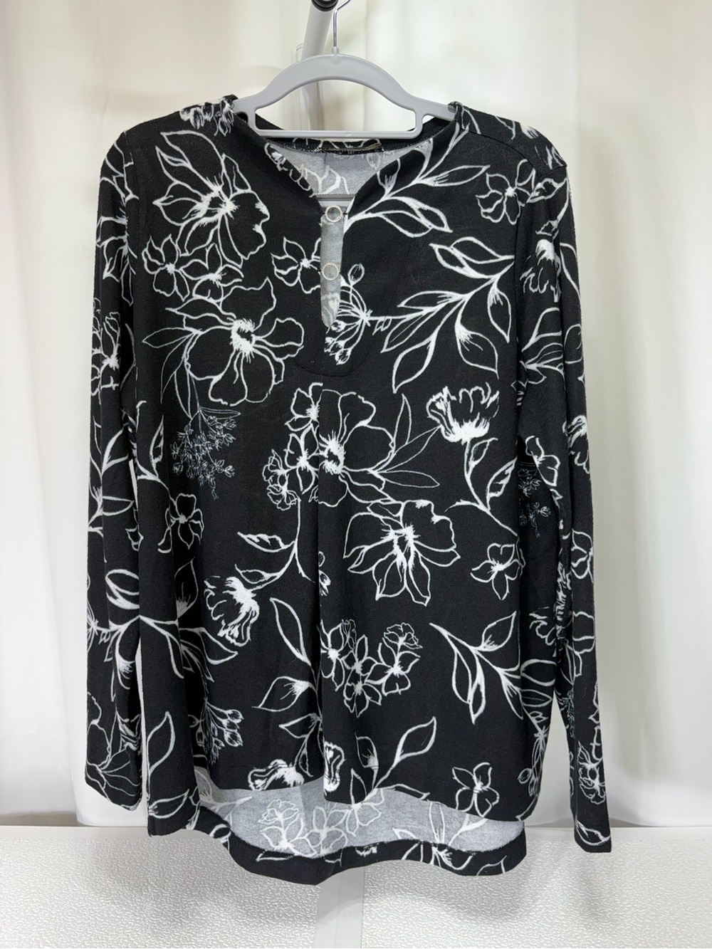 DG2 by Diane Gilman Black and White Floral Blouse 4127